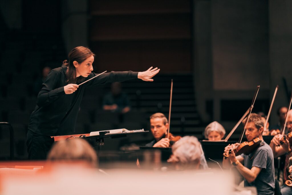  Julie Røssland dirige la Bergen Filharmoniske Orkester durante la masterclass di Nikolaj Szeps-Znaider. Foto di Magnus Skrede.